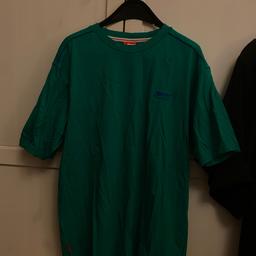Von Slazenger
Ganz neu nicht getragen haben es 2x
Dunkelgrün mit blauen Akzenten
Sportshirt

Eines 6€
Oder beide für 10€