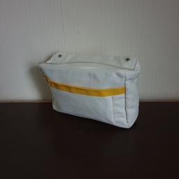 Make-Up Bags “Clarins”Paris Colour Ivory Yellow

New Without Tags

Actual size: cm

Height Handbag: 19 cm

Length Handbag: 33 cm

Width: 9.5 cm

Depth: 17 cm

95 % Cotton
 5 % PU

Made in China

Price £ 15.90