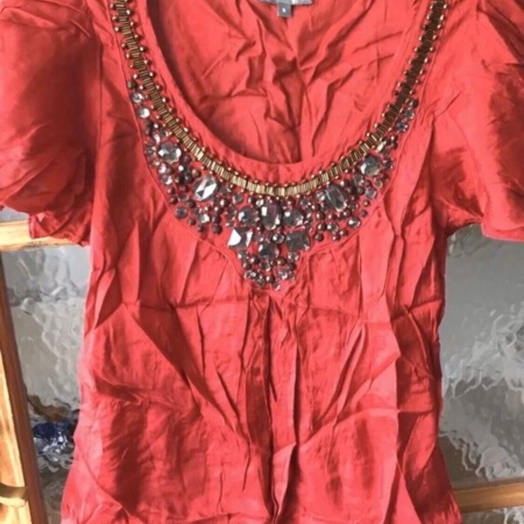Worn once only
Embellished neck line
Flared sleeves
Great for Valentine’s Day
Please look at my other items