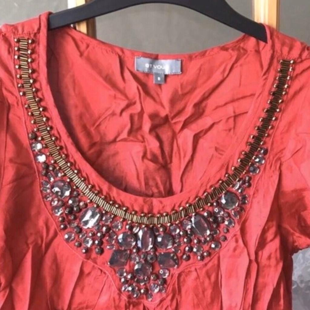 Worn once only
Embellished neck line
Flared sleeves
Great for Valentine’s Day
Please look at my other items