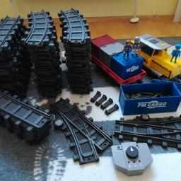 E-Eisenbahn von Playmobil
-viele Schienenteile
-leider keine Originalverpackung
-Aufbewahrungsbox incl.