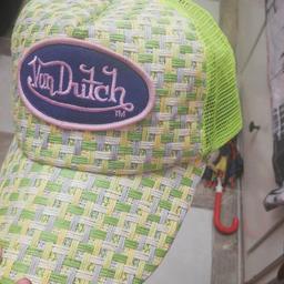 Berretto modello da baseball con retina e regolabile cinturino dietro. Originale, marca Von Dutch.