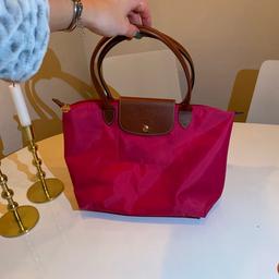 Longchamp handväska, starkt rosa. Innerficka och dragkedja. Sparsamt använd och i gott skick.