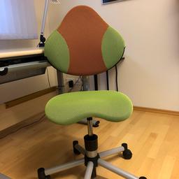 Der Stuhl, Marke PAIDI. Neupreis lag bei 284€. Er ist ergonomisch gebaut und das Polster ist so verarbeitet das man rückenschonend sitzt und auch lange angenehm sitzen kann (3D-Netz).

Schreibtisch wird ebenfalls verkauft!