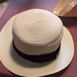 Vendo 4 cappelli di varie tipologie, molto carini da mettere in spiaggia per proteggere dal sole e rimanere eleganti. Tutti insieme 10€. Al pezzo 3€
