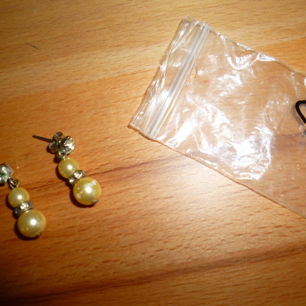 Perlenstecker 1 Paar
mit 2-fach Perle und einen Straßsteinchen.

Länge ca. 2 cm.
Farbe: Creme, glänzend.

Gerne Versand für 4.50Euro oder unversichert für 2.20 als Warensendung oder kostenlose Abholung