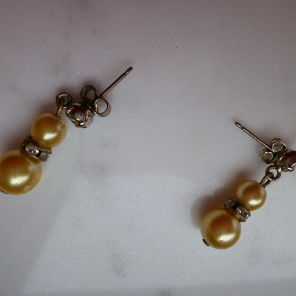 Perlenstecker 1 Paar
mit 2-fach Perle und einen Straßsteinchen.

Länge ca. 2 cm.
Farbe: Creme, glänzend.

Gerne Versand für 4.50Euro oder unversichert für 2.20 als Warensendung oder kostenlose Abholung