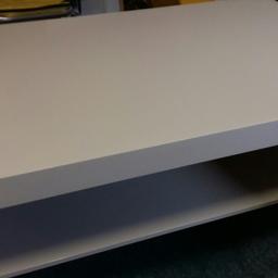 Weißer Tisch von Ikea 90 cm lang 55 cm breit mit Ablagefläche unten hat eine kleine Macke oben deswegen so günstig