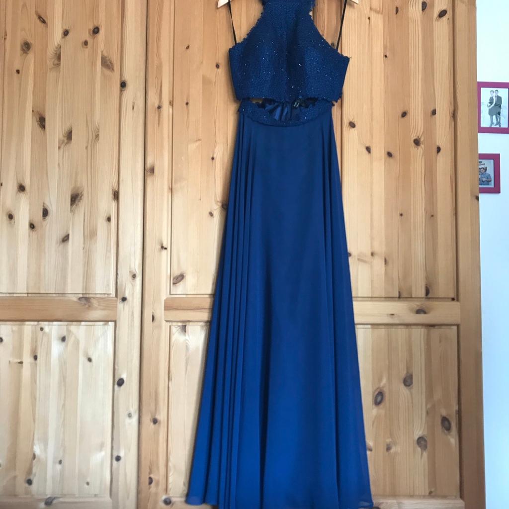 Das Kleid passt einer Größe 34/36 und besteht aus 2 Teilen (Oberteil und langer Rock).
Wurde lediglich 2 mal getragen.
Farbe: dunkelblau