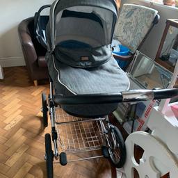 Grey quilted silver cross pram 
Comes with carry cot and seat unit 
Collection only 
Putney