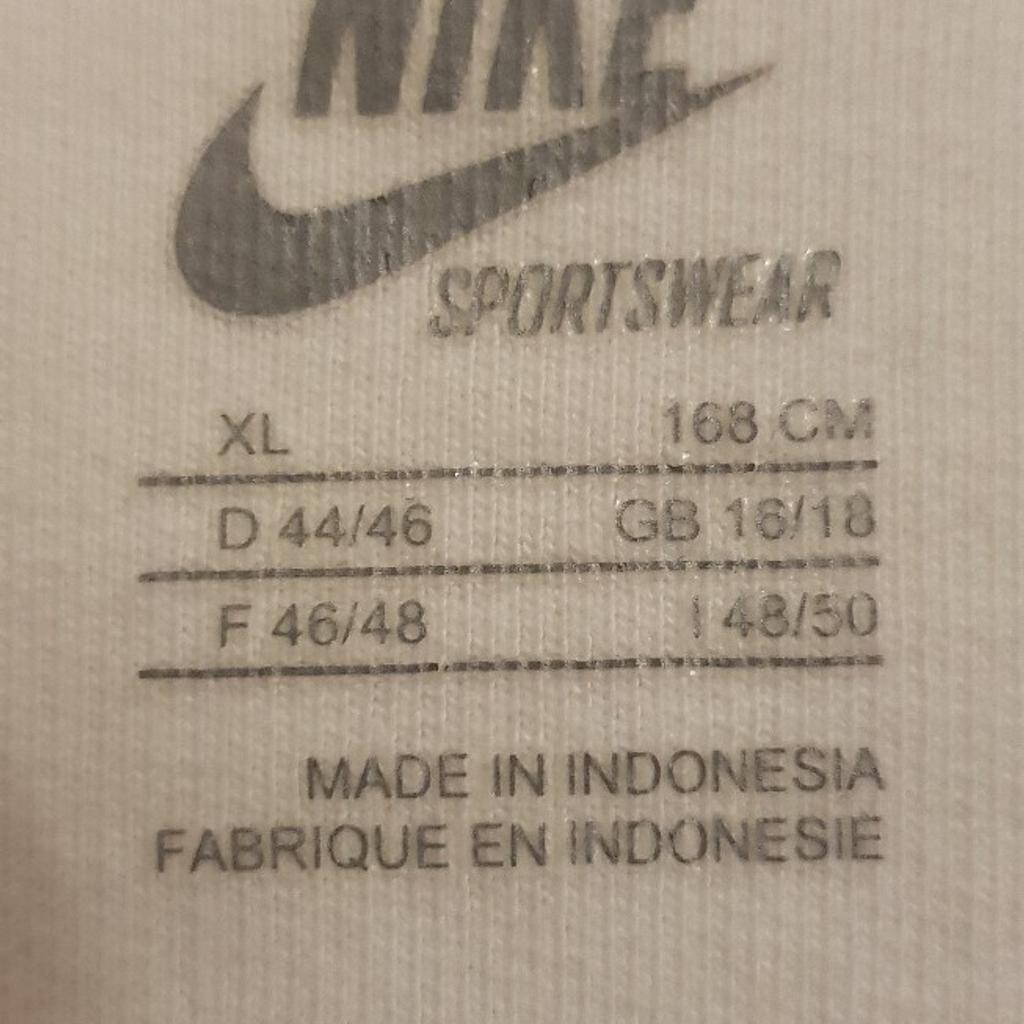 Nike Kapuzen Jacke in Weiß, ohne Flecken oder Verschmutzungen.
Jäckchen fällt klein aus, Realistische Größe eher S max M.
Versand möglich.