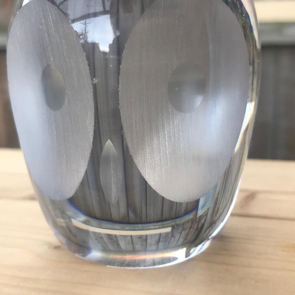 Hi here is a Flint (clear) Crystal owl paperweight designed by Geoffrey Baxter approx 1972. He has a few tiny nibbles around the edge of the eyes (shown in photos) and age related shelf wear to the base, other than that, he is in great condition. I’m listing a few whitefriars items over the next few
Days, happy to combine postage if buyer covers the postage cost please? I’ve put fair condition because of the tiny nibbles around his eyes but I think he is quite good condition Thanks for looking 😊
