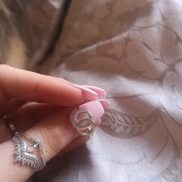 Pretty ring, hardly worn, as I have alot of rings I wear
Can post for 5 pounds more 