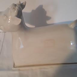 Laura Ashley butter dish 
cream and marble effect
very tiny chip at back of base hardly notice ( pic 4 )
