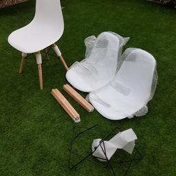 plastic chairs with wooden legs 2 White one off-white £ 20