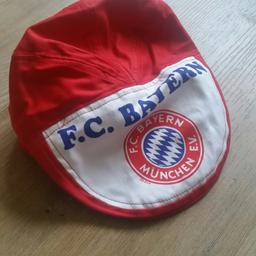 Verkaufe einige Basecaps und Kappen von FC Bayern München. Getragen. Zustand gut. Stückpreis 3€. Versand möglich.
