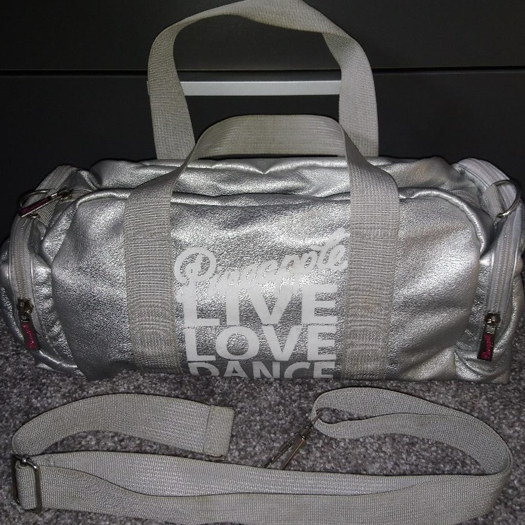 Silver with 1 main compartment for shoes & 4 small zip sections, detachable shoulder strap, from pineapple
Approx 37cm x 16cm x 16cm
From a nonsmoking home