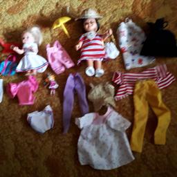 Puppen ca. 15 und 10 cm groß
mit verschiedener Kleidung, Taschen, Hüten usw.