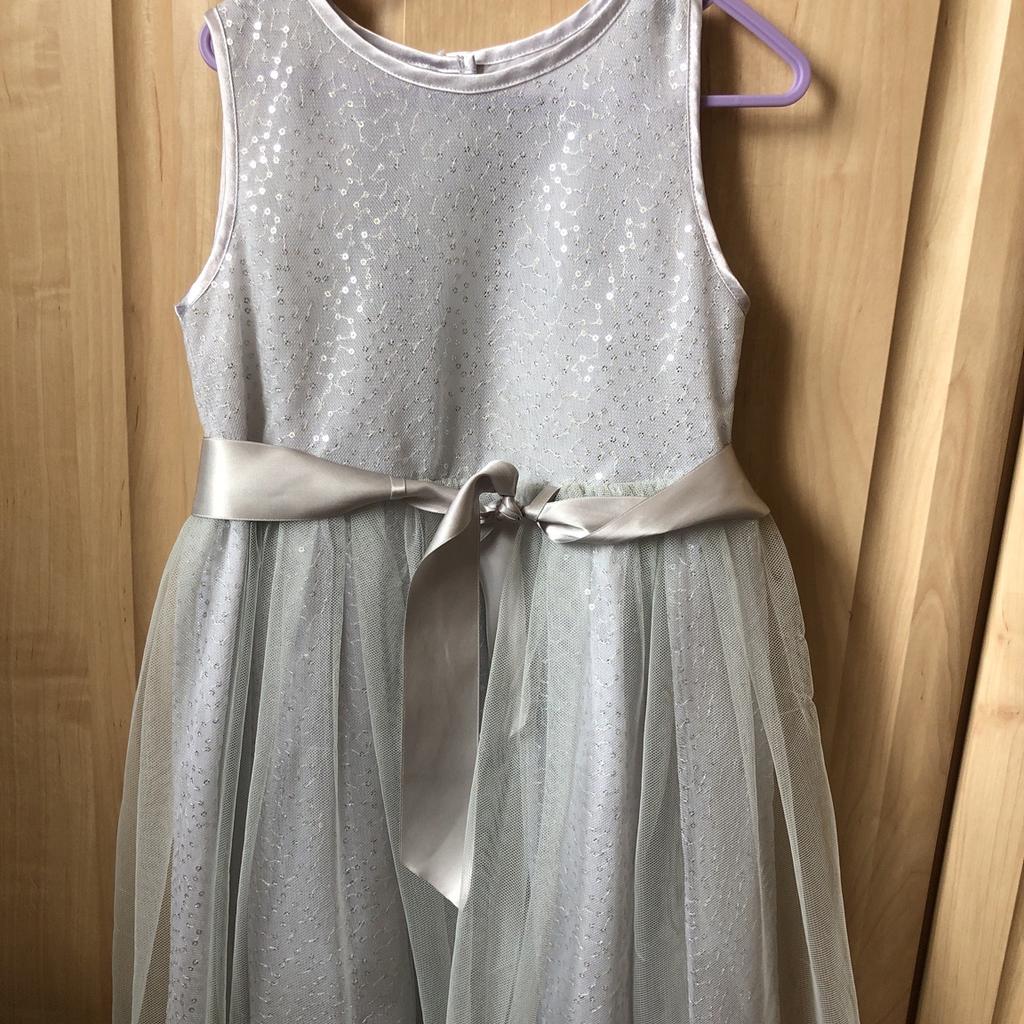 Beautiful dress with sequins
Great for party wear
4-5 years old girl
Excellent condition
