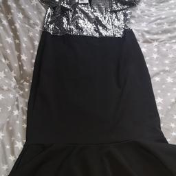 Women dress
Perfect for parties or dinner
Never been worn as too long
Size 16