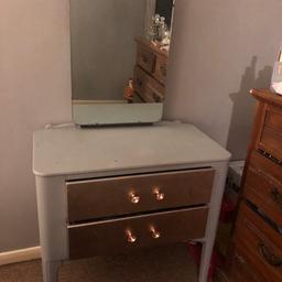 Used condition
Two large draws
Mirror is detachable but unsure how
Collection only