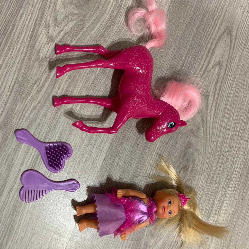 Ich verkaufe 2x je ein Pinkes Pony mit einem blonden Mädchen. Das Mädchen hat hinten Flügel.
Beides ist in einem sehr guten Zustand.
Preis pro Set.
Nichtraucher
Versand möglich