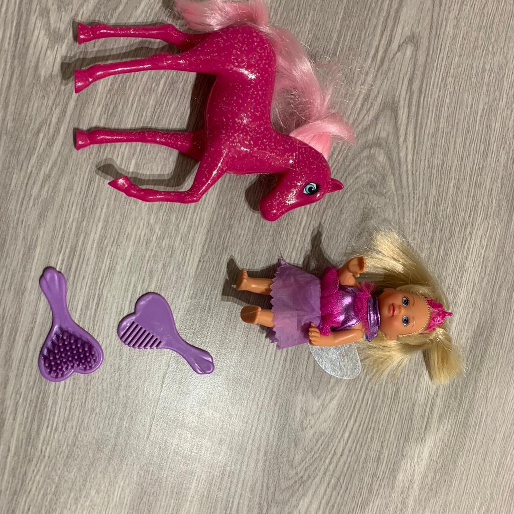 Ich verkaufe 2x je ein Pinkes Pony mit einem blonden Mädchen. Das Mädchen hat hinten Flügel.
Beides ist in einem sehr guten Zustand.
Preis pro Set.
Nichtraucher
Versand möglich