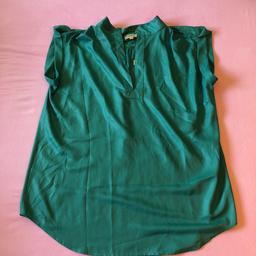 Bellissima camicia vintage verde con dettagli in oro. Taglia 40, oversize.