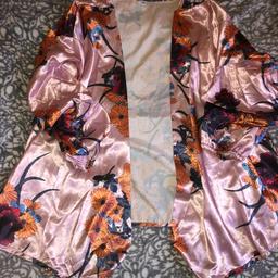 Summer blouse in very good condition
Size 8-10