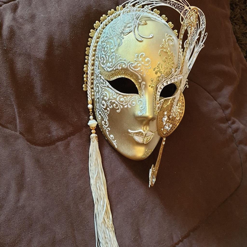 Pre-owned:
Collectors
Gorgeous
Venetian Mask
Gold
Decorated with Crystals
Wall Mounting