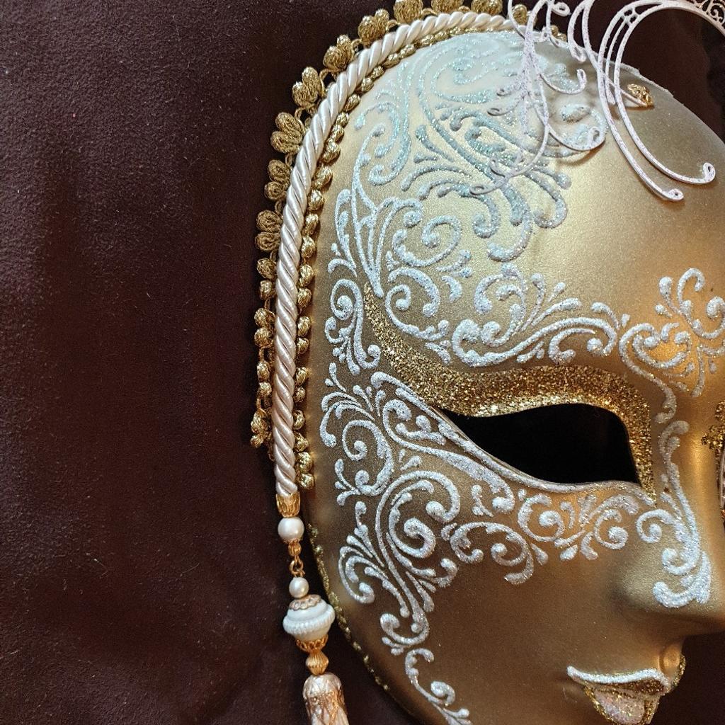 Pre-owned:
Collectors
Gorgeous
Venetian Mask
Gold
Decorated with Crystals
Wall Mounting