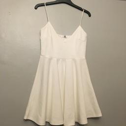 White skater dress from misguided
Size 10
Never been worn
Smoke free household
Pet free household