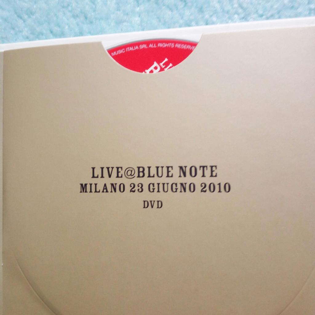 Speciale Edition con un dvd del live tenuto al Blu Note di Milano il 23/06/10. In ottime condizioni. Ascoltato una sola volta per copiarlo su iPod.