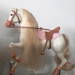 Barby Pferd
Durch leichten Zug an der Mähne schließt das Pferd die Augen!