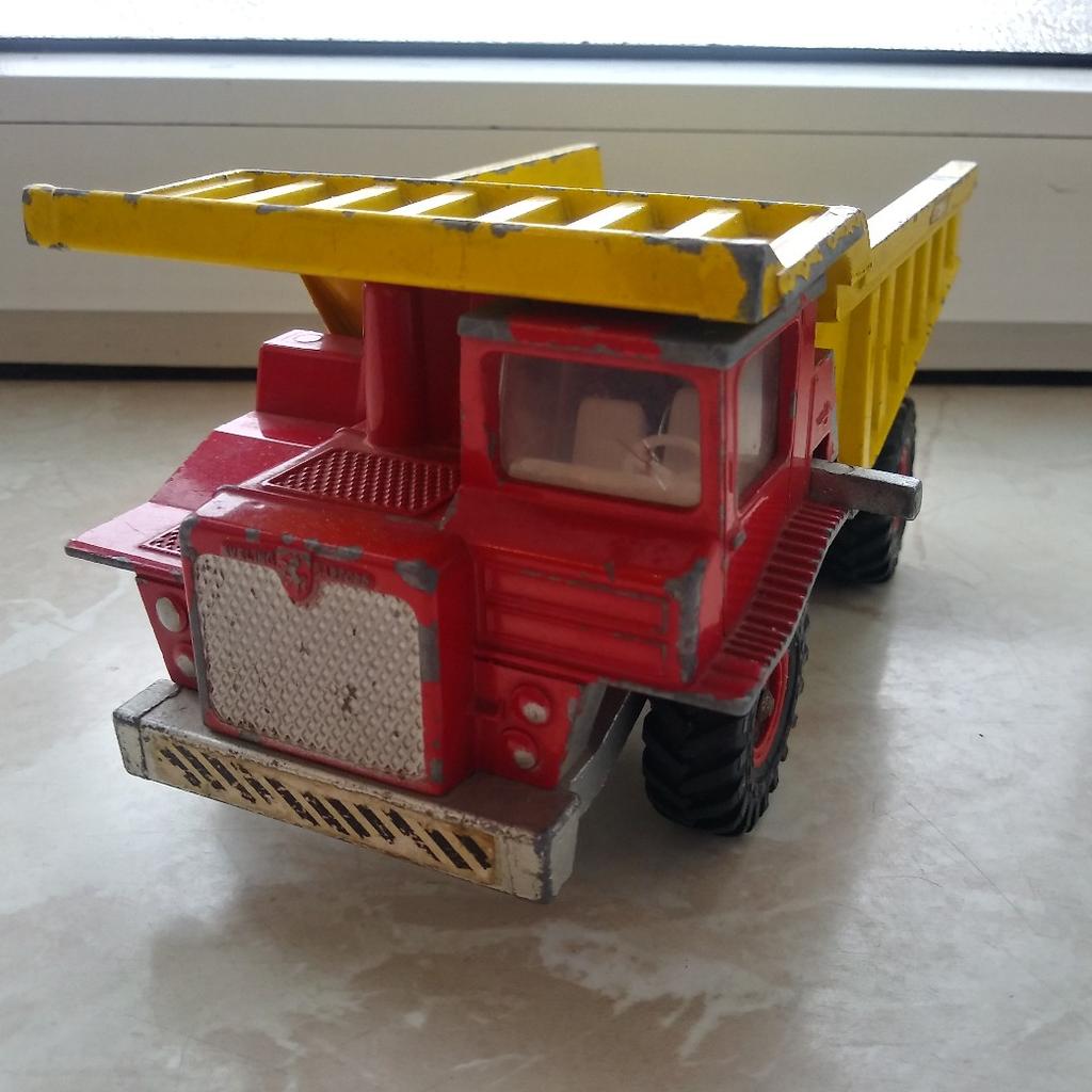 Wir räumen auf
MODELLAUTO
Dinky Toys
Aveling Barford Centaur Dump Truck
Made in England
Truck in bespielten Zustand