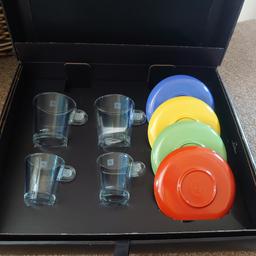 4 X Nespresso cups and saucers
2 X lungo, 2 X expresso (2 larger, 2 smaller)
4 X saucers, each with different colour bottoms
in presentation box, purchased in the shop in solihull, but never used
any questions ask