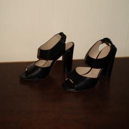 Shoes Women's Sandals ”Nicole Farhi” Vero Cuoio Black Colour Good Condition

Actual size: cm

Length Soles: 22 cm

Insole Length: 23.5 cm

Heel Height: 11 cm

Size: 4 (UK) Eur 36

Made in Italy