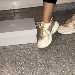 ich biete hier meine schöne Nike air Force 1 in der Farbe Weiß an. die Schuhe sind mit dem Karton zu verkaufen Größe 38,5, top Zustand keine Mängel etc. die Schuhe wurden 5x getragen, noch wie neu, keine Beschädigungen Kratzer. siegle Bilder. 
Neupreis lag bei 100 Euro. 

bei fragen gerne anschreiben 

#nike #nikesports #nikewoman #nikeairforce1 #style #cologne