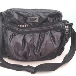Verkaufe unsere Wickeltasche von GG&L. Die Tasche bietet viele Fächer und ein gutes Platzangebot.