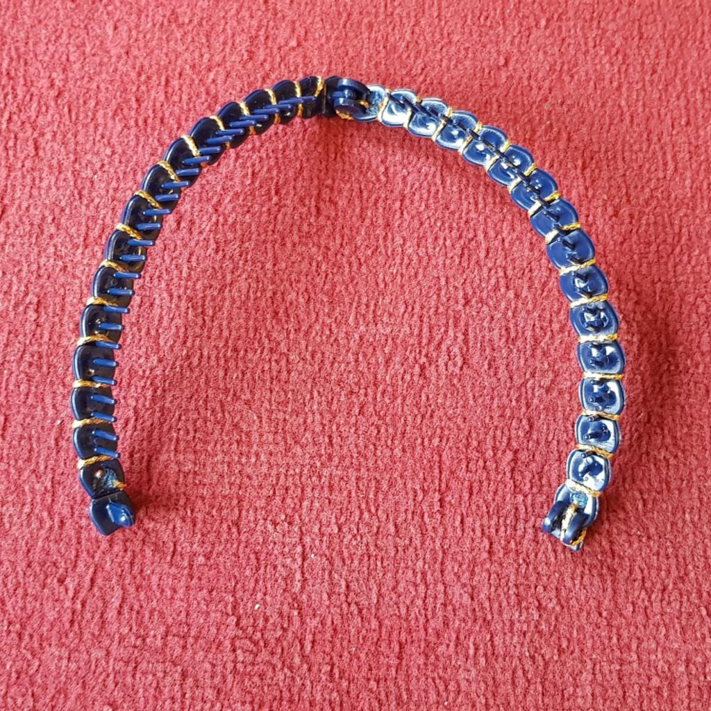 Bag of 12 blue and gold large curved banana hair clips. hair grips. Claws. Brand new in original packaging.
Only removed from packaging for photo display purposes
More available at request.
Please see all pictures as they help form part of the description
Thank you