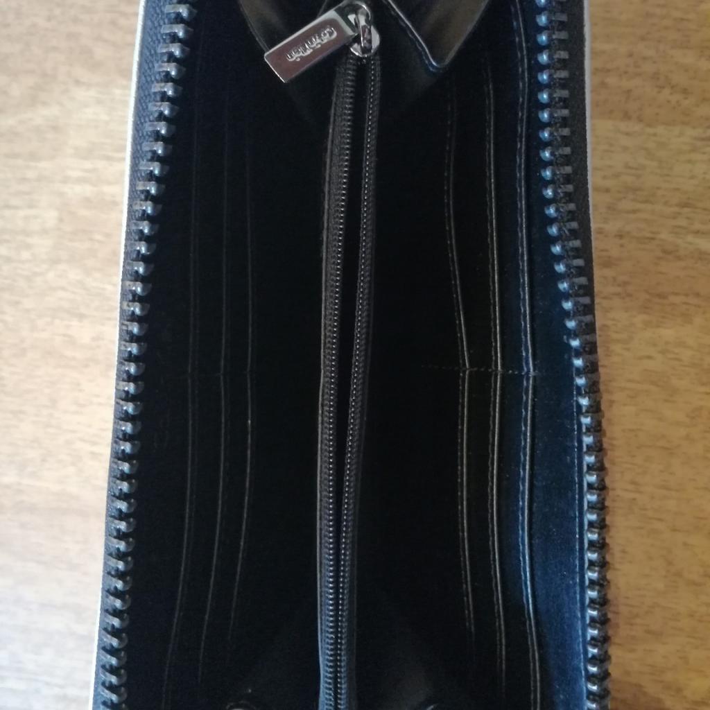Brieftasche von Calvin Klein

Neu - wurde nie verwendet

Privatverkauf: keine Rückgabe, Garantie oder Gewährleistung