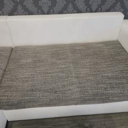 Die Couch hat 1-2 Flecken die man so aber nicht sieht ansonsten in einem Top Zustand keine Löscher vorhanden
Wir haben für die Couch 999,99 Euro beim Otto bezahlt. 

Preis ist VHB
