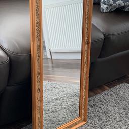 Wooden mirror in good condition

Measurements are on the last picture

If you got any questions don’t hesitate to ask.