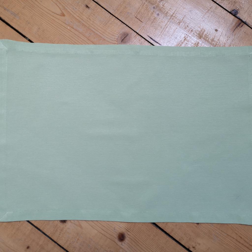 Ich verkaufe zwei Deckchen.
Diese unterscheiden sich ein bisschen in Größe und Farbe:

1) B 52 x H 35 cm
2) B 45 x H 35 cm

Material: 60% Baumwolle, 40% Polyester