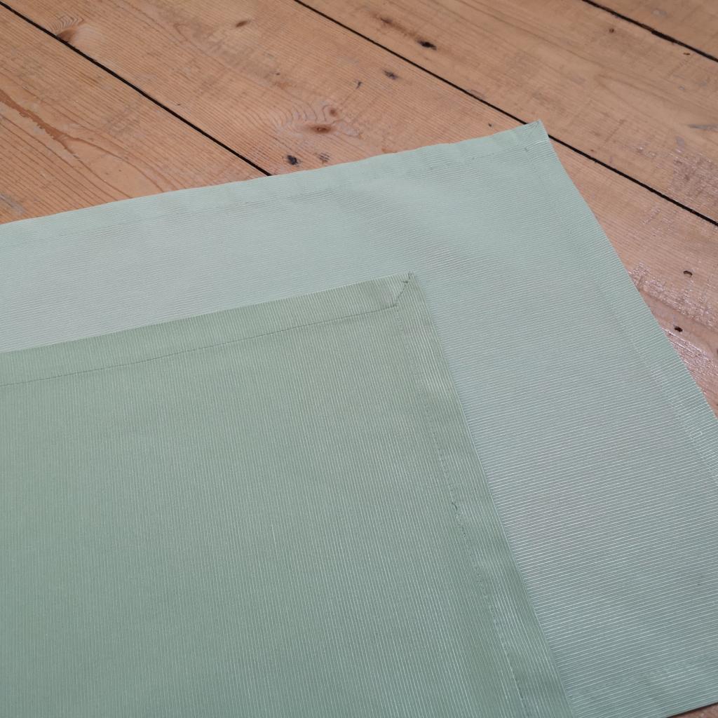 Ich verkaufe zwei Deckchen.
Diese unterscheiden sich ein bisschen in Größe und Farbe:

1) B 52 x H 35 cm
2) B 45 x H 35 cm

Material: 60% Baumwolle, 40% Polyester
