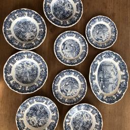 Vendo servizio vintage di piatti in ceramica inglesi, 
incisione a mano decorata con sottofondo. Qualche segno del tempo
5 diametro 22
3 diametro 20
1 31x24
