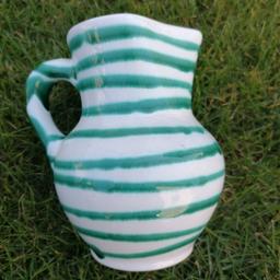 Verkaufe nie benützen und originalen Keramikkrug von Gmundner Keramik. Vassungsvermögen ca 500ml.

Ca. 13cm hoch.

Abzuholen in 4053 Haid oder 4541 Adlwang.