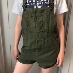 Brandy Melville green dungarees.
Would fit a size 4 to a size 8
Fun and perfect for summer
Comfy and in good condition