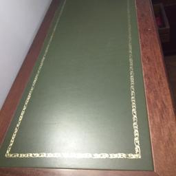 bellissima scrivania in legno con 5 cassetti e parte superiore in similpelle verde
