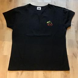schwarzes T-Shirt mit einer Pailletten-Kirsche in Größe XXL